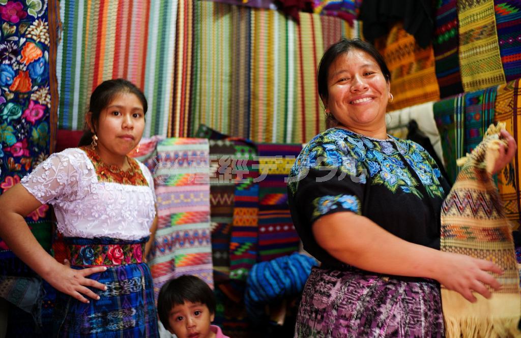 満面の笑みの土産物屋さん＝グアテマラ・サンタ・マリア・デ・ヘスス（緑川真実さん撮影）