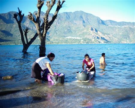 湖は市民の生活の一部になっている＝２０１４年６月１日、グアテマラ・サンペドロ・ラ・ラグーナ（緑川真実さん撮影）