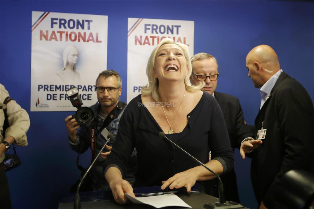 〝反ＥＵ・反移民〟を掲げ、欧州連合（ＥＵ）欧州議会選挙で初の首位政党になる見込みとなったフランスの極右政党、国民戦線（ＦＮ）のマリーヌ・ルペン党首。首都パリ近郊ナンテールにある党本部で喜びを爆発させた＝２０１４年５月２５日、フランス・ナンテール（ロイター）