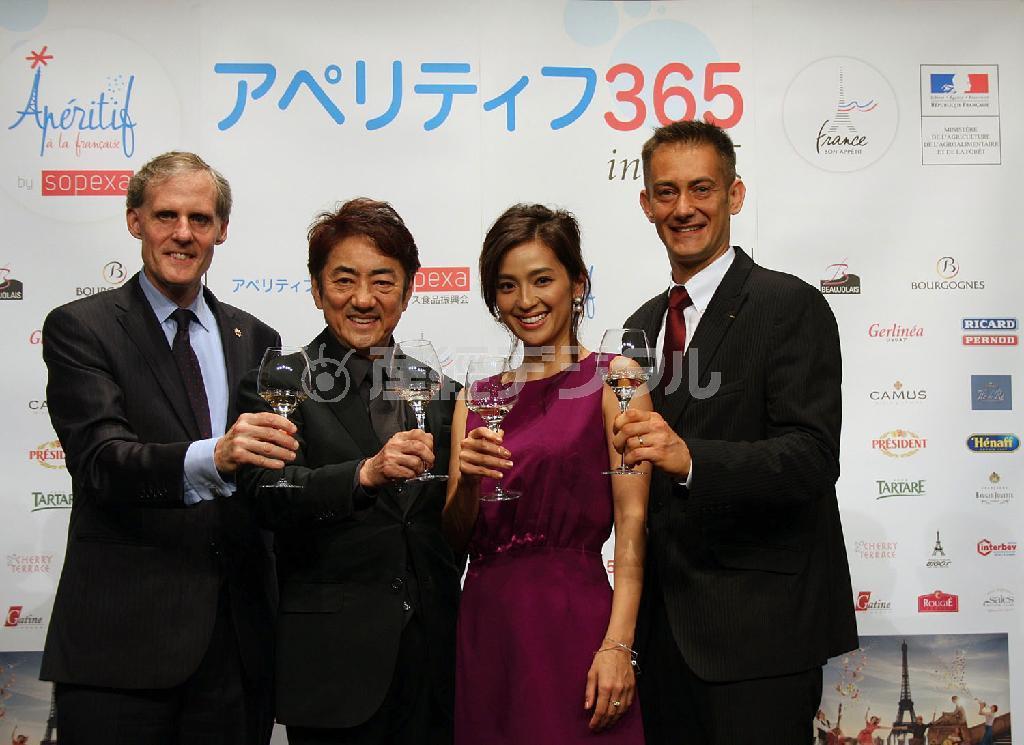 クリスチャン・マセ駐日フランス大使（左端）、俳優の市村正親さん（左から２人目）、タレントの中村アンさん（右から２人目）＝２０１４年５月３０日、東京都港区（青木冨美子さん撮影）