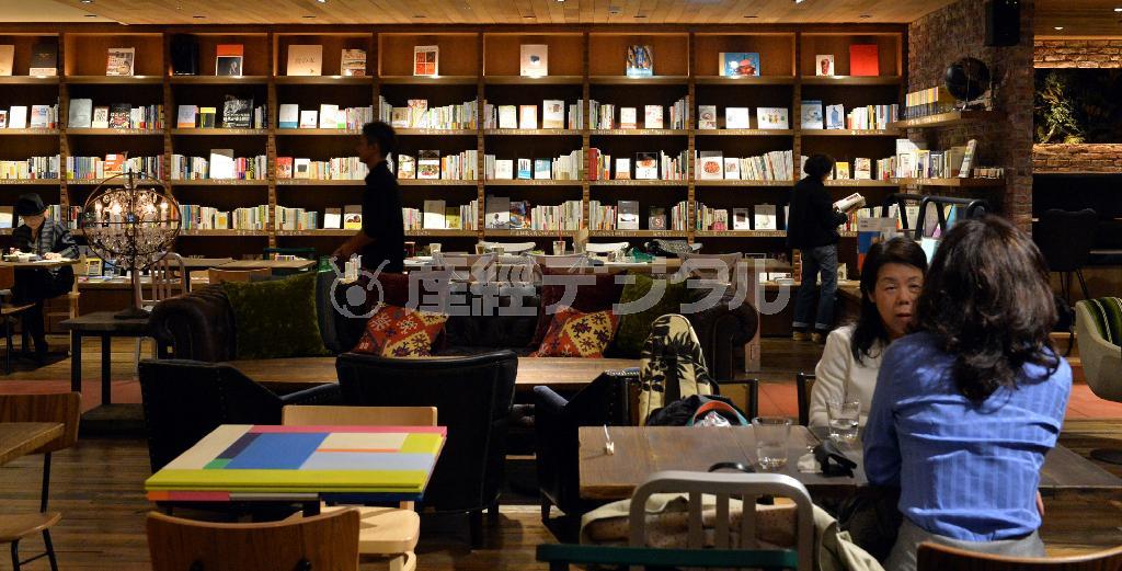 約１５００冊の蔵書が並ぶ本棚＝２０１４年４月２１日、大阪市中央区（沢野貴信撮影）