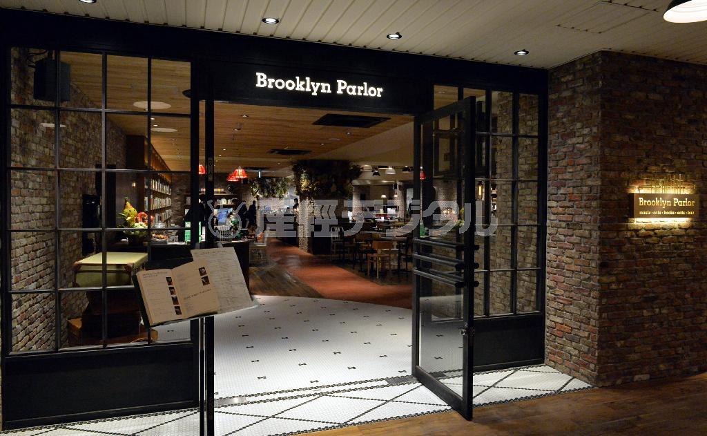 ニューヨークらしさを醸す入り口＝２０１４年４月２１日、大阪市中央区（沢野貴信撮影）