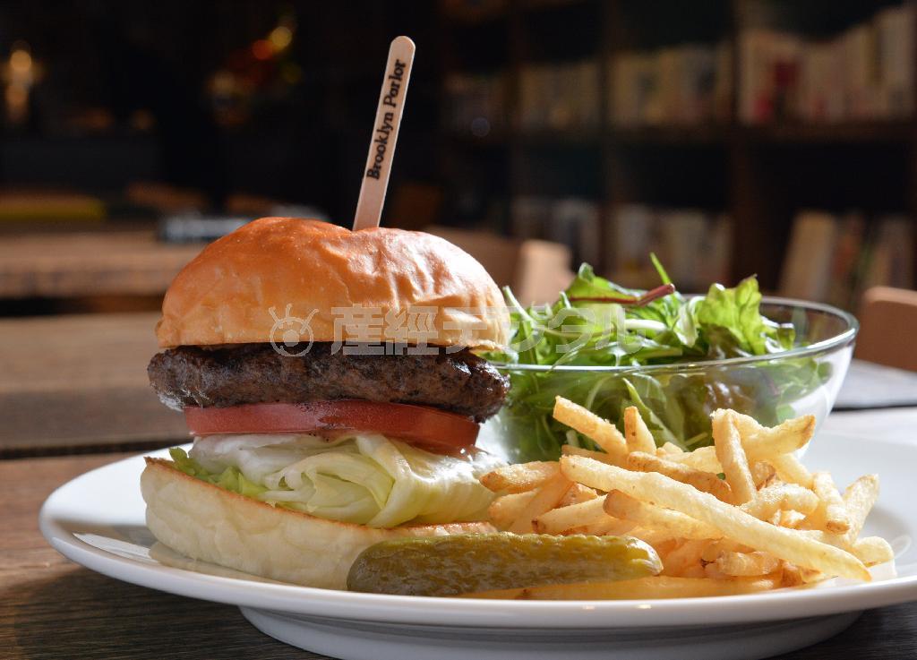 素材の旨味を引き出すシンプルな味わいなど大阪店ならではの工夫をこらした「ハンバーガー」（税抜き１２００円）＝２０１４年４月２１日、大阪市中央区（沢野貴信撮影）