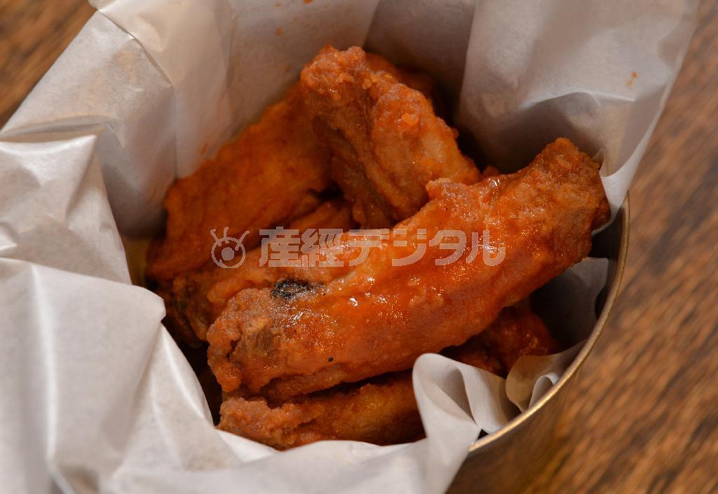 「ブルックリンラガーのドラフト」に合うよう少しスパイシーに仕上げた「バッファローチキンウイング」（１０ピース、税抜き８００円）＝２０１４年４月２１日、大阪市中央区（沢野貴信撮影）