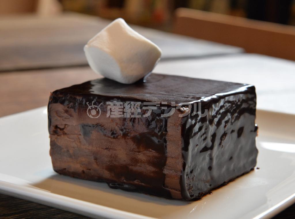 「悪魔に魂を売ってでも食べたい」と言わしめるクラシックデビルチョコレートケーキ（７００円）＝２０１４年４月２１日、大阪市中央区（沢野貴信撮影）