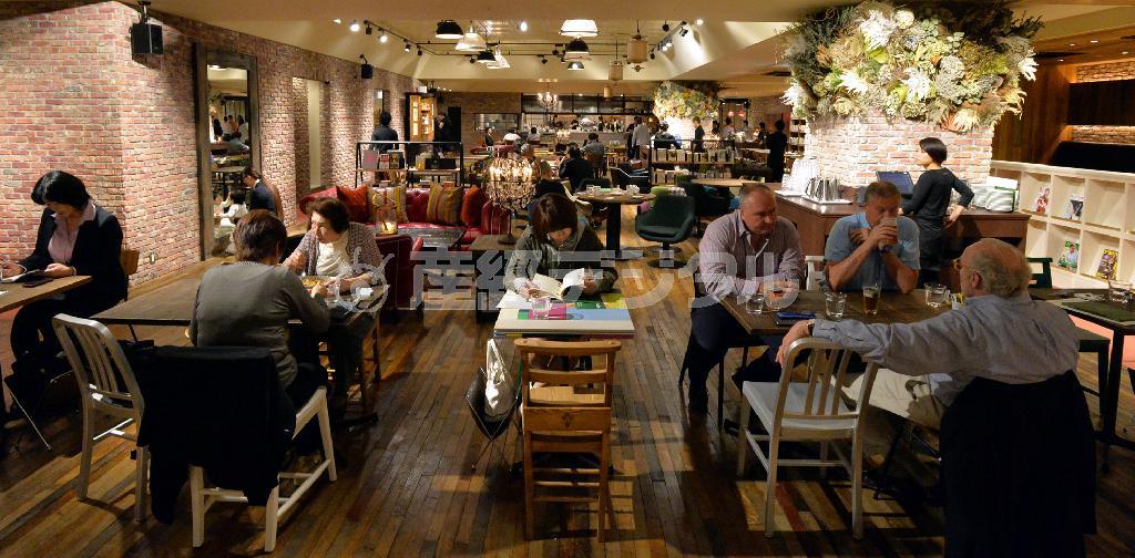 広々とした店内ではぜいたくなひとときが存分に満喫できる＝２０１４年４月２１日、大阪市中央区（沢野貴信撮影）