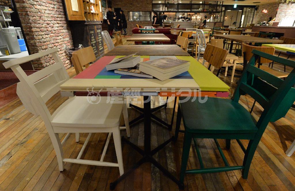 ニューヨークから輸入したこだわりの家具でそろえたスペースも。おしゃれな女性たちでにぎわっている＝２０１４年４月２１日、大阪市中央区（沢野貴信撮影）