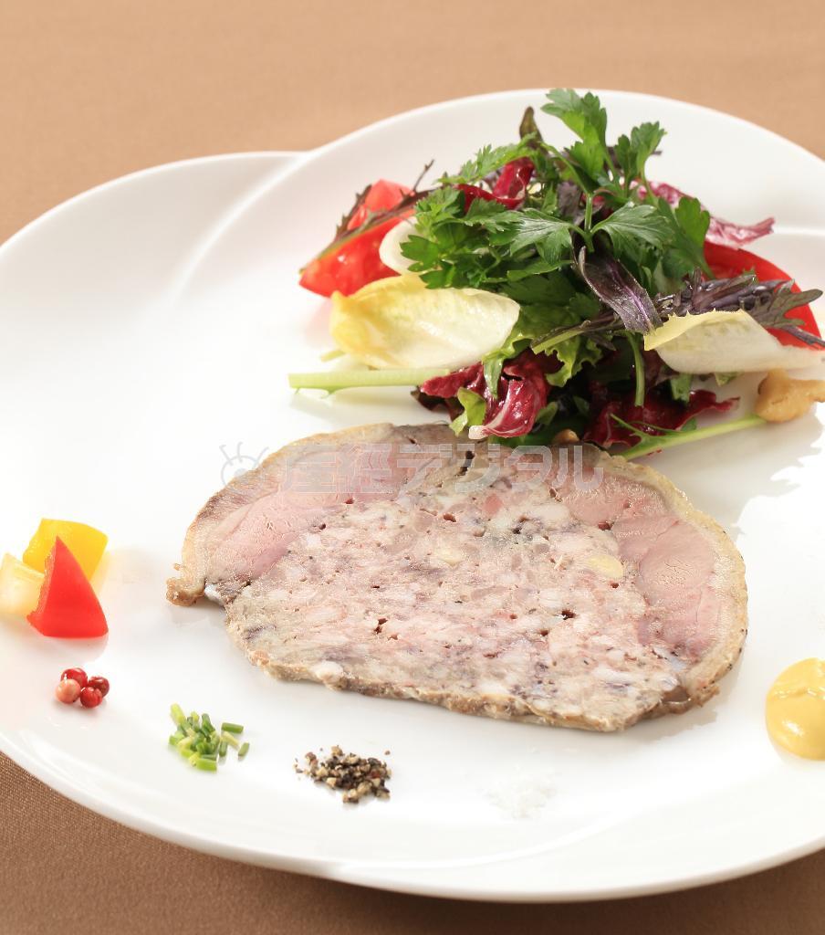 看板メニューの鴨肉を使ったテリーヌ。添えられた薬味で風味が調節できる＝２０１４年５月２１日、京都市中京区（恵守乾撮影）