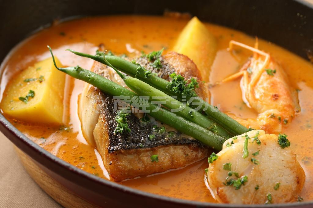 海の幸や野菜を煮込んだブイヤベース。スープは飲み干したくなる＝２０１４年５月２１日、京都市中京区（恵守乾撮影）