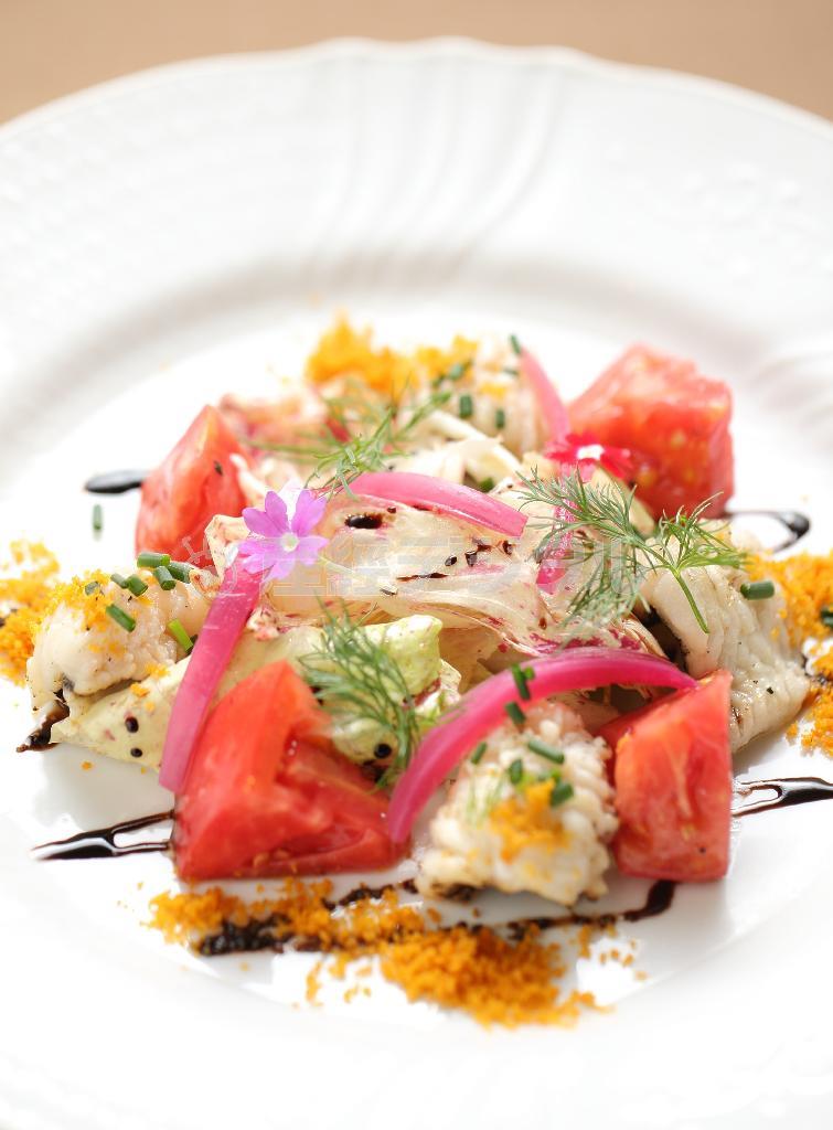 サラダ仕立ての穴子の炙りは見た目にも華やか＝２０１４年５月２１日、京都市中京区（恵守乾撮影）