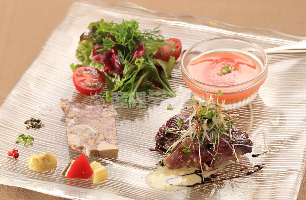 涼しげなガラス皿に盛られた前菜盛り合わせ＝２０１４年５月２１日、京都市中京区（恵守乾撮影）