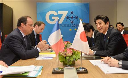 フランスのオランド大統領（左端）との会談に臨む安倍首相＝４日、ブリュッセル（代表撮影・共同）