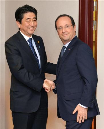 日仏首脳会談を前に、フランスのオランド大統領（右）と握手する安倍首相＝４日、ブリュッセル（代表撮影・共同）
