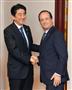 日仏首脳会談を前に、フランスのオランド大統領（右）と握手する安倍首相＝４日、ブリュッセル（代表撮影・共同）