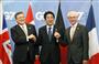 Ｇ７サミットを主催するＥＵのファンロンパイ大統領（右）とバローゾ欧州委員長（左）に歓迎され、手を取り合う安倍首相＝４日、ブリュッセル（共同）