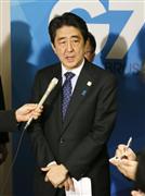 Ｇ７サミットの１日目を終え、記者の質問に答える安倍首相＝４日、ブリュッセル（共同）