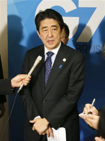 Ｇ７サミットの１日目を終え、記者の質問に答える安倍首相＝４日、ブリュッセル（共同）