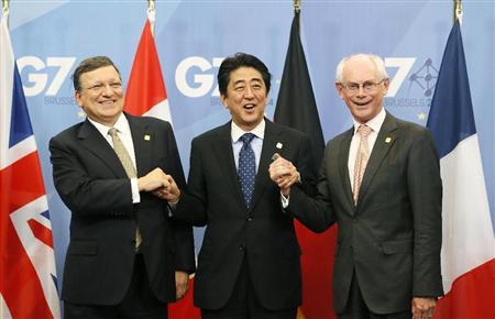 Ｇ７サミットを主催するＥＵのファンロンパイ大統領（右）とバローゾ欧州委員長（左）に歓迎され、手を取り合う安倍首相＝４日、ブリュッセル（共同）