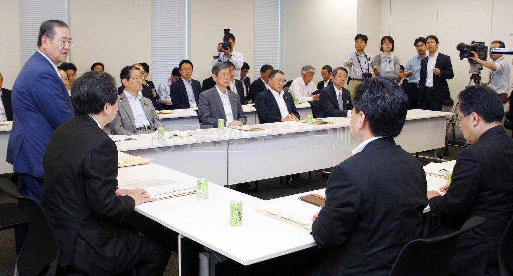 与党税制協議会であいさつする自民党の野田毅（たけし）税制調査会長（左端）＝２０１４年６月５日午後、衆院第２議員会館（共同）