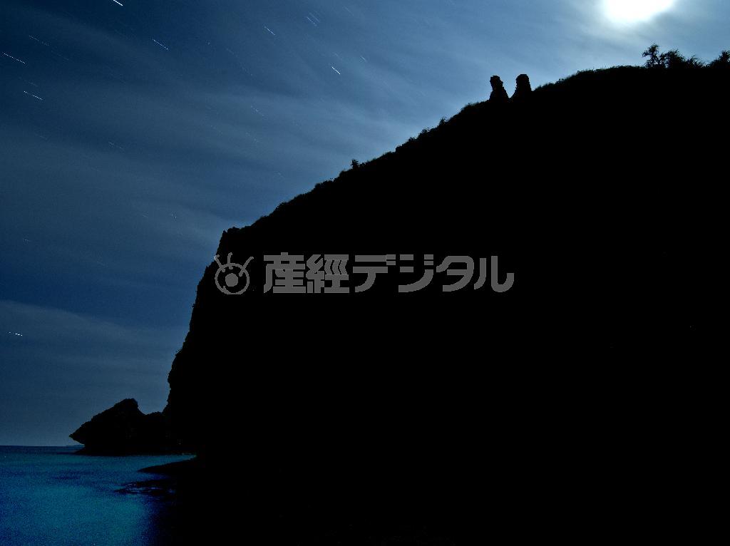 ２つの岩は神事の痕跡か、それともシルミチューとアマミキヨ、２人の姿なのだろうか＝２０１４年１月１１日、沖縄県うるま市・浜比嘉島（はまひがじま、井浦新さん撮影）