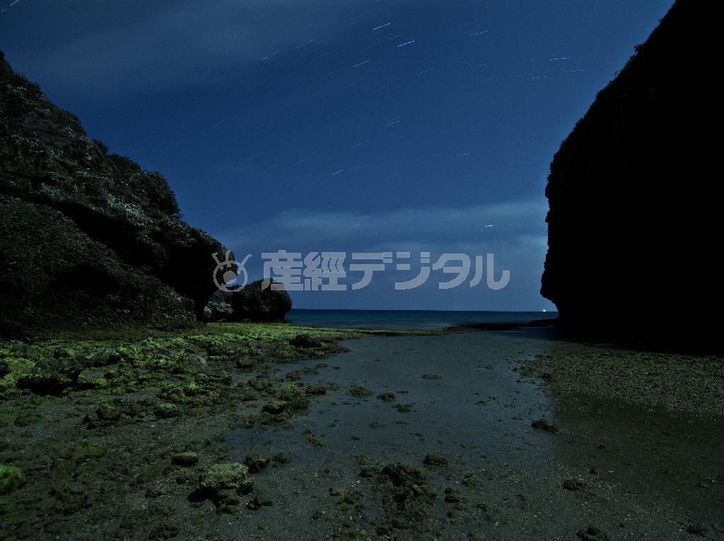 月明かりに照らされた浜比嘉島（はまひがじま）。引き潮で現れた岩場＝２０１４年１月１１日、沖縄県うるま市（井浦新さん撮影）