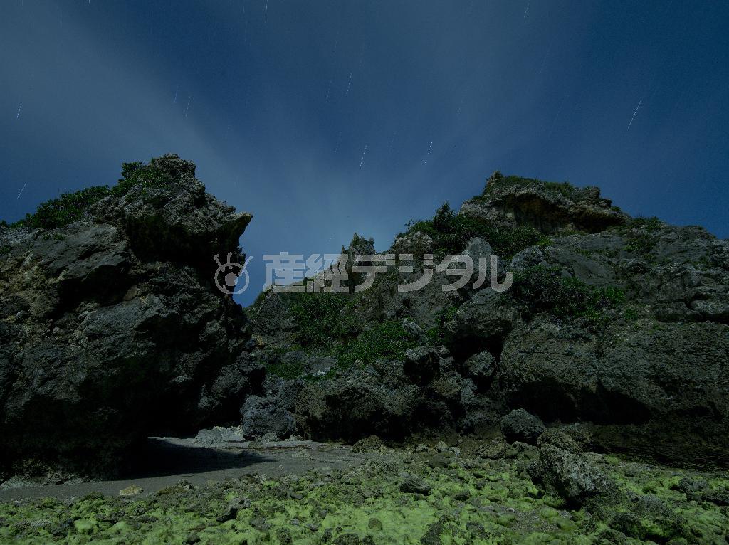 太陽の軌道、月の満ち欠け、潮の満ち引き。自然の力を感じる＝２０１４年１月１１日、沖縄県うるま市・浜比嘉島（はまひがじま、井浦新さん撮影）