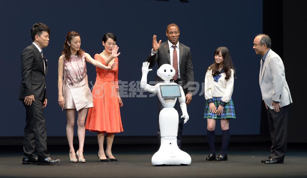 ソフトバンクが開発したロボット「ペッパー」を発表する孫正義（そん・まさよし）社長（右端）。発表会にはＣＭキャラクターの（左から）宮迫（みやさこ）博之さん、上戸彩（うえと・あや）さん、樋口可南子（かなこ）さん、ダンテ・カーヴァーさん、橋本環奈（かんな）さんも登場した＝２０１４年６月５日、千葉県浦安市（大山実撮影）