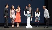 ソフトバンクが開発したロボット「ペッパー」を発表する孫正義（そん・まさよし）社長（右端）。発表会にはＣＭキャラクターの（左から）宮迫（みやさこ）博之さん、上戸彩（うえと・あや）さん、樋口可南子（かなこ）さん、ダンテ・カーヴァーさん、橋本環奈（かんな）さんも登場した＝２０１４年６月５日、千葉県浦安市（大山実撮影）
