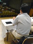 在日→帰還→脱北の体験を語る李泰●（＝日の下に火）さん。安全上の理由から顔の撮影は許可されなかった＝７日、秋田市山王の市文化会館（渡辺浩撮影）