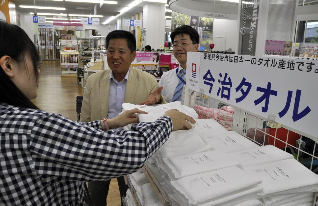 今治タオルの販売拡大を目指してフェアの準備を進める関係者ら＝大阪市浪速区