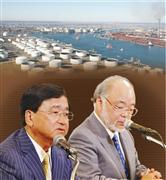 買収に合意し会見する三菱ケミカルＨＤの小林喜光社長（左）と大陽日酸の田辺信司社長。小林社長は石油化学からの脱却を急ぐ（コラージュ）