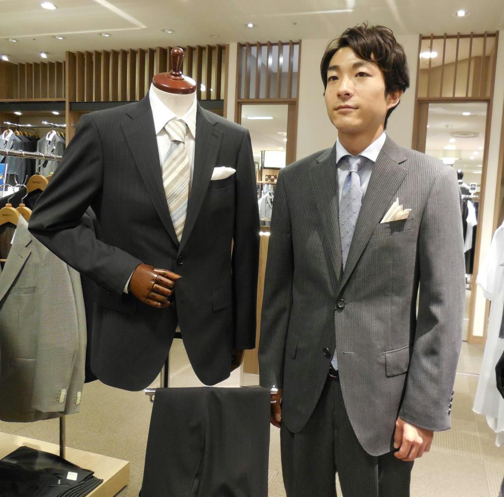 ウール素材「モンスーン」を使ったダーバンのスーツ（左）と高島屋のオリジナルブランド「Ｉ．Ｄ．Ｄ」のスーツ（右）＝東京都渋谷区の新宿高島屋