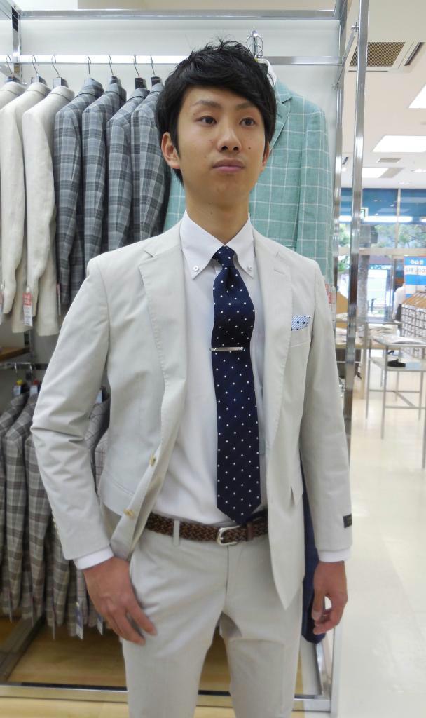 「クリスチャンオラーニ」のセットアップスーツ。ジャケット、パンツをそれぞれ、手持ちの服と組み合わせることでコーディネートの幅が広がる＝東京都豊島区の「洋服の青山池袋東口総本店」