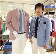 「そごう・西武」のオリジナルブランド「リミテッドエディション」のウールジャケット（左）と麻ジャケット（右）＝東京都豊島区の西武池袋本店