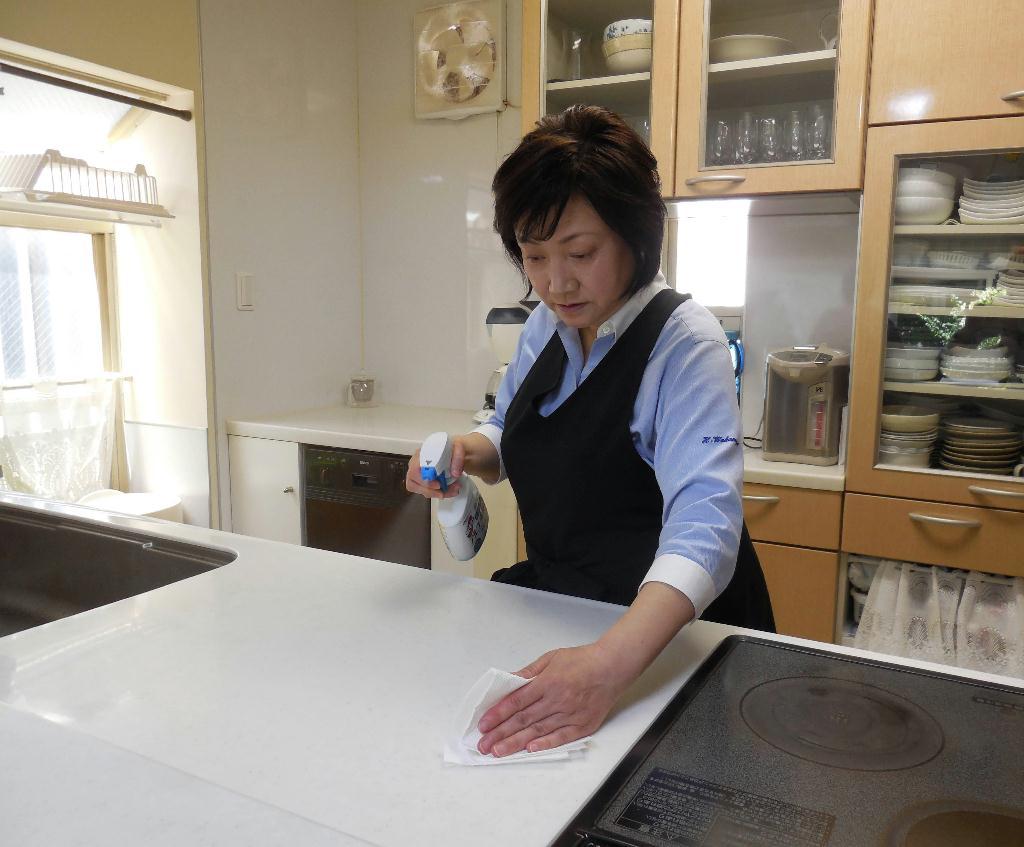 調理台をアルコールで消毒する若宮寿子さん。調理台や調理道具は常に清潔に保っておく＝東京都江戸川区の「若宮ヘルシークッキングスタジオ」