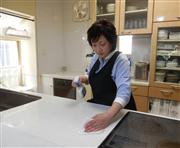 調理台をアルコールで消毒する若宮寿子さん。調理台や調理道具は常に清潔に保っておく＝東京都江戸川区の「若宮ヘルシークッキングスタジオ」