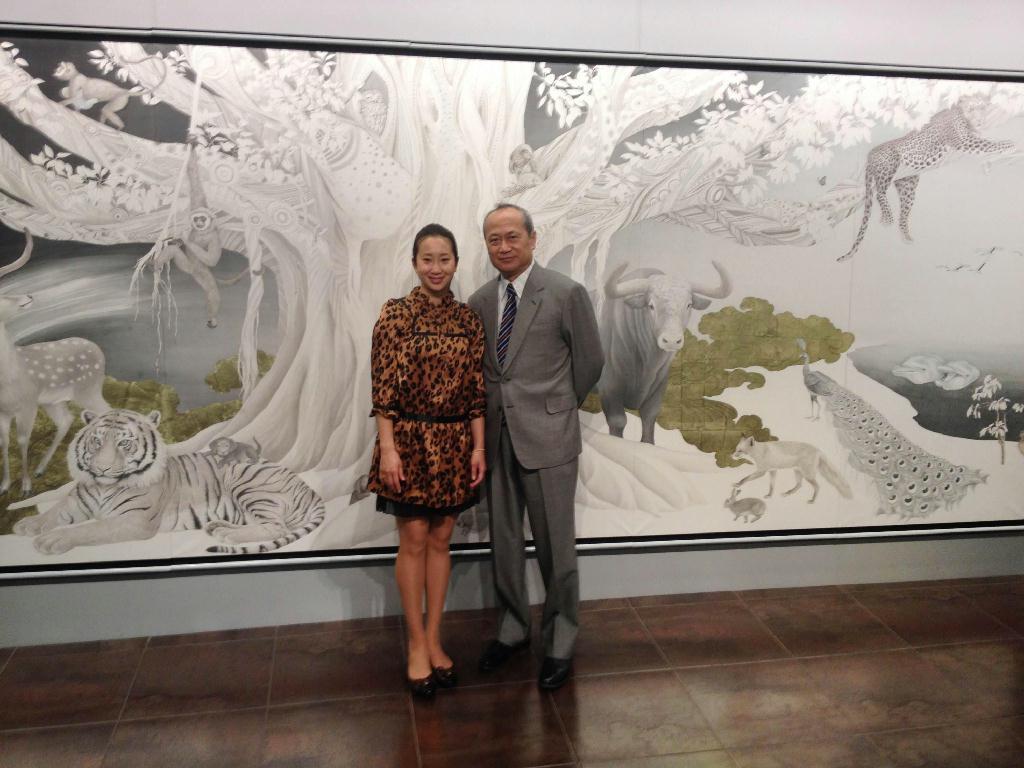 香菜子さん（左）の個展会場で幸二さんと。後方の絵は新作「ＤａｗｎｏｆＳｙｍｐｈｏｎｙ」＝平成２６年５月、東京都渋谷区