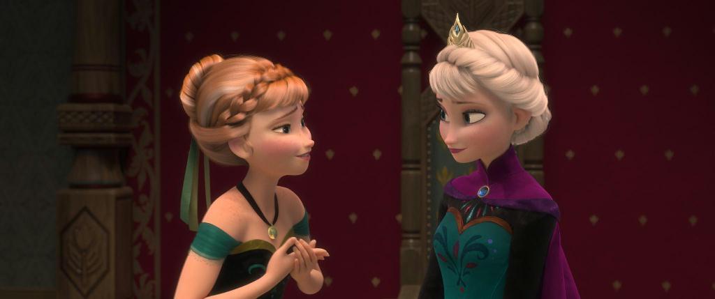 「アナと雪の女王」から、自分の力を隠したまま戴冠式に臨むエルサ（右）と、妹のアナ