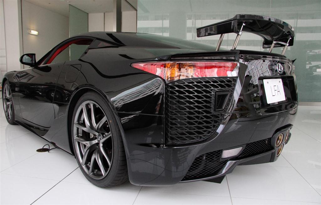 自動可動式のリアウイング。マニュアルモード時は時速８０キロ、オートモード時は１３０キロを超えると可動し、４０キロ以下に減速すると下がる仕組み。