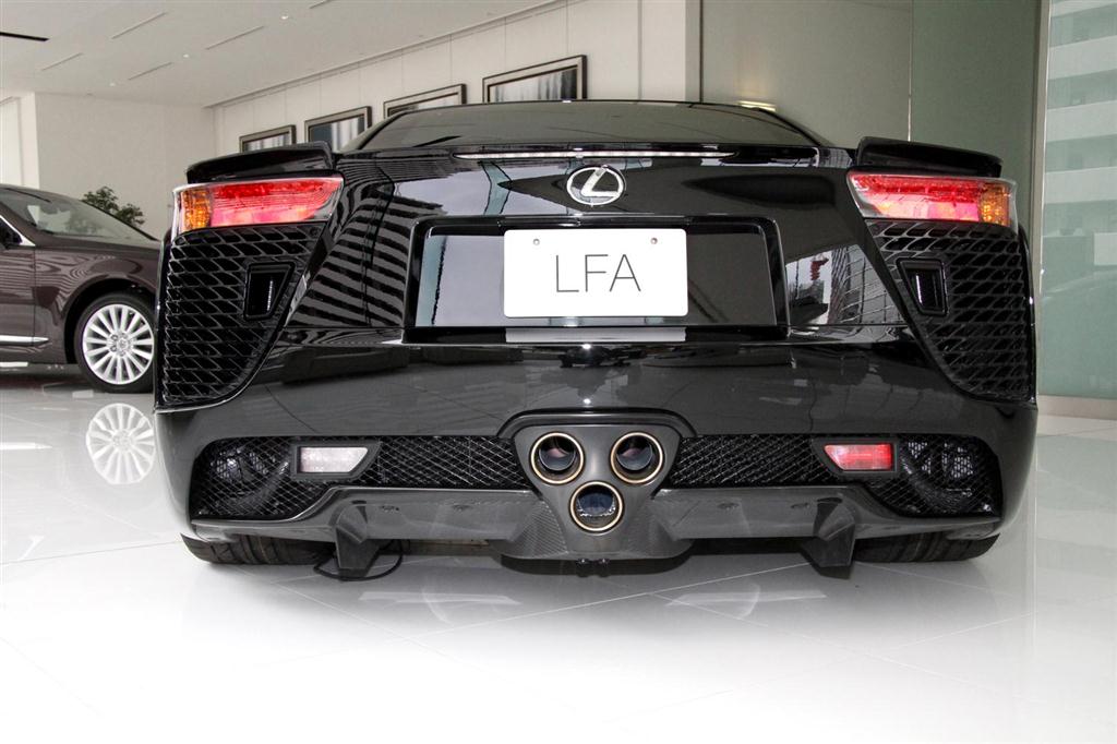 ＬＦＡのリア。中央に３本の排気管。