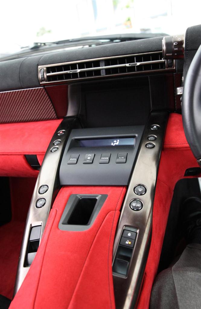 ＬＦＡのセンターコンソール。カーナビなどを操作する７インチのディスプレイを装備している。