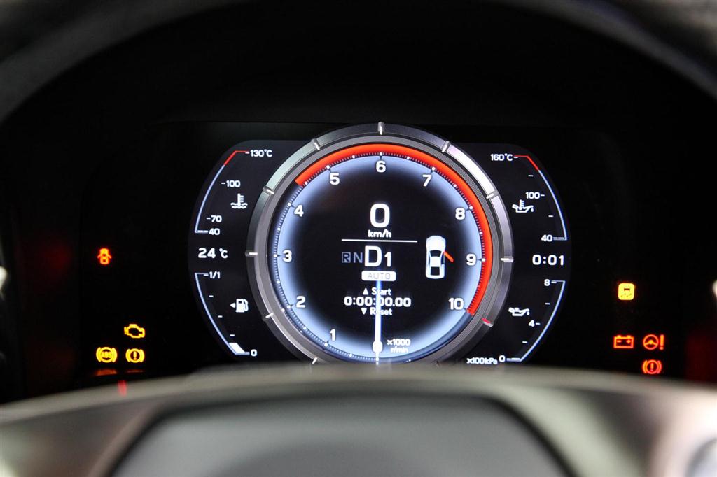 コクピットの「ＴＦＴフルグラフィックメーター」に浮かび上がる計器類。スピードメーターやタコメーターのほか、ラップタイムなどさまざまな情報を表示できる。