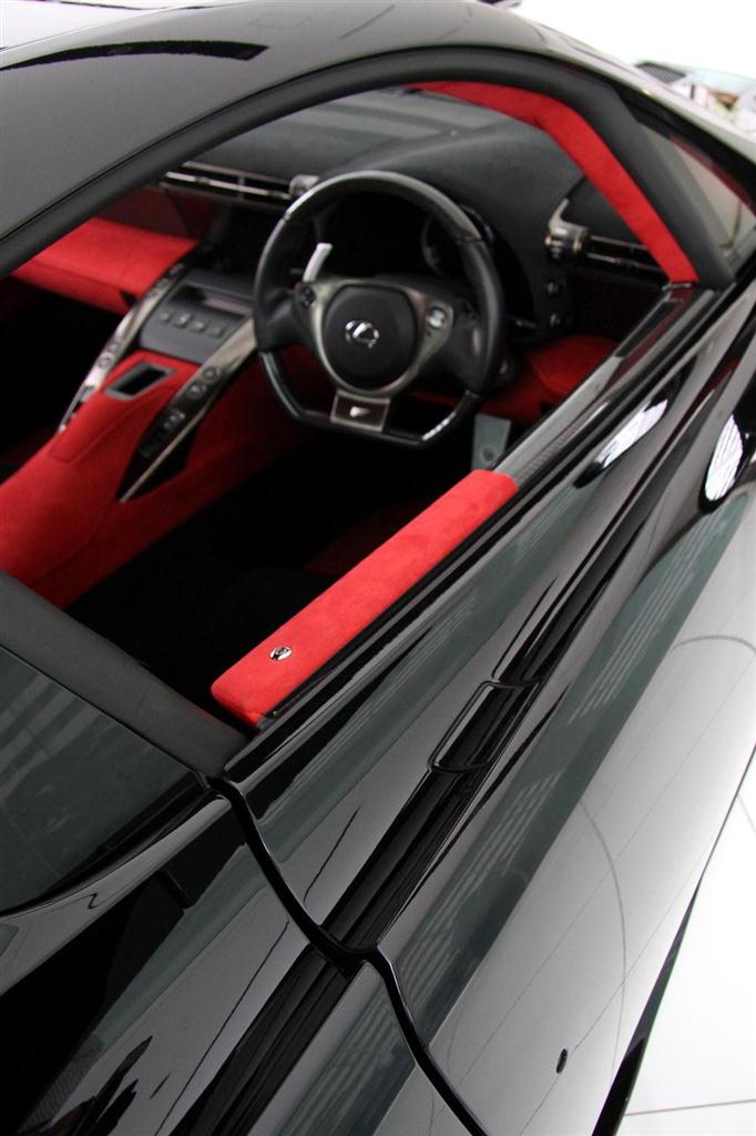 ドアを開けるときは、ドア上部のボタンを押して開く。