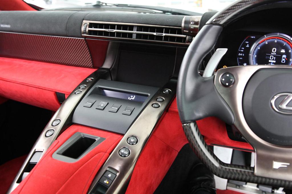 ＬＦＡのセンターコンソール。カーナビなどを操作する７インチのディスプレイを装備している。