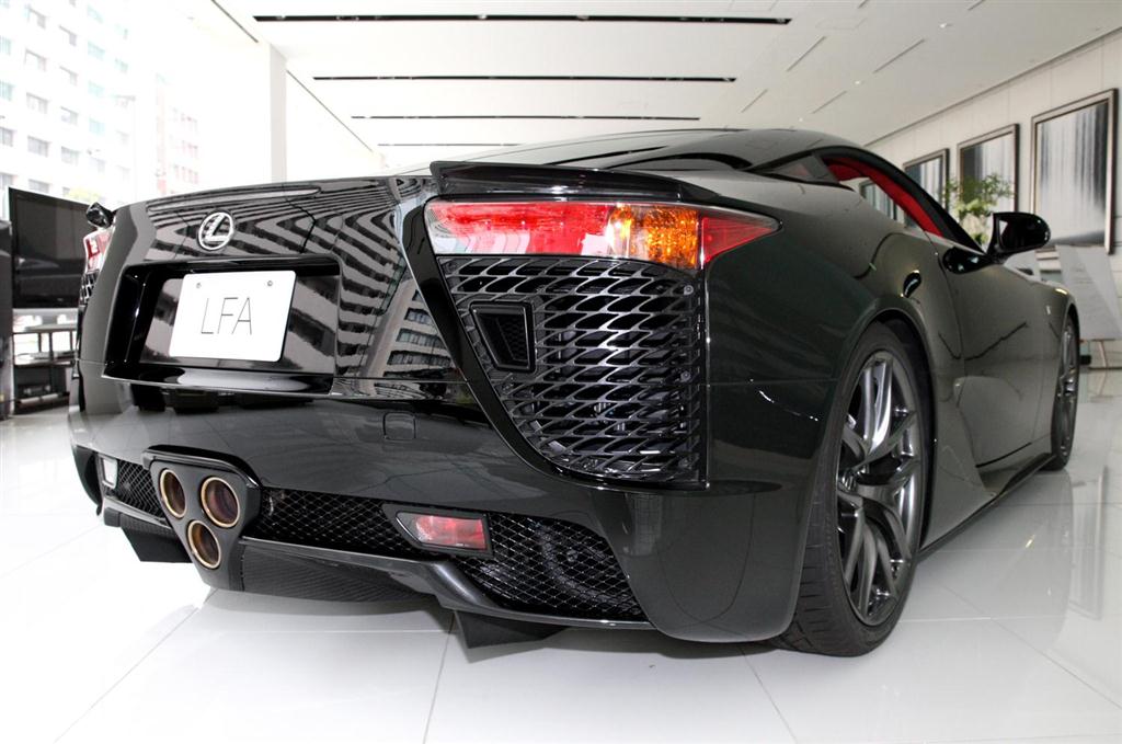 ＬＦＡのラジエター。中央には３本の排気管。