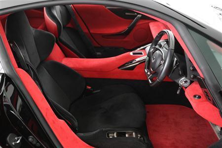 ＬＦＡのインテリア。運転席の右側に見えるのはシートヒーターのスイッチ。