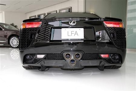 ＬＦＡのリア。中央に３本の排気管。