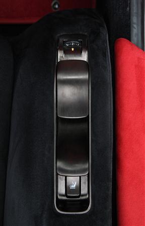 運転席右側にあるヒータースイッチ