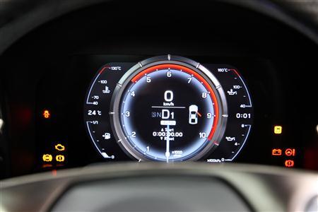 コクピットの「ＴＦＴフルグラフィックメーター」に浮かび上がる計器類。スピードメーターやタコメーターのほか、ラップタイムなどさまざまな情報を表示できる。