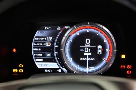 コクピットの「ＴＦＴフルグラフィックメーター」に浮かび上がる計器類。スピードメーターやタコメーターのほか、ラップタイムなどさまざまな情報を表示できる。